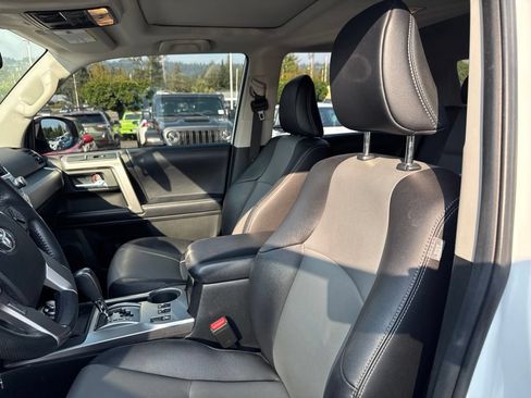 Used 2018 Toyota 4Runner SR5 Premium AWD/4WD image 4