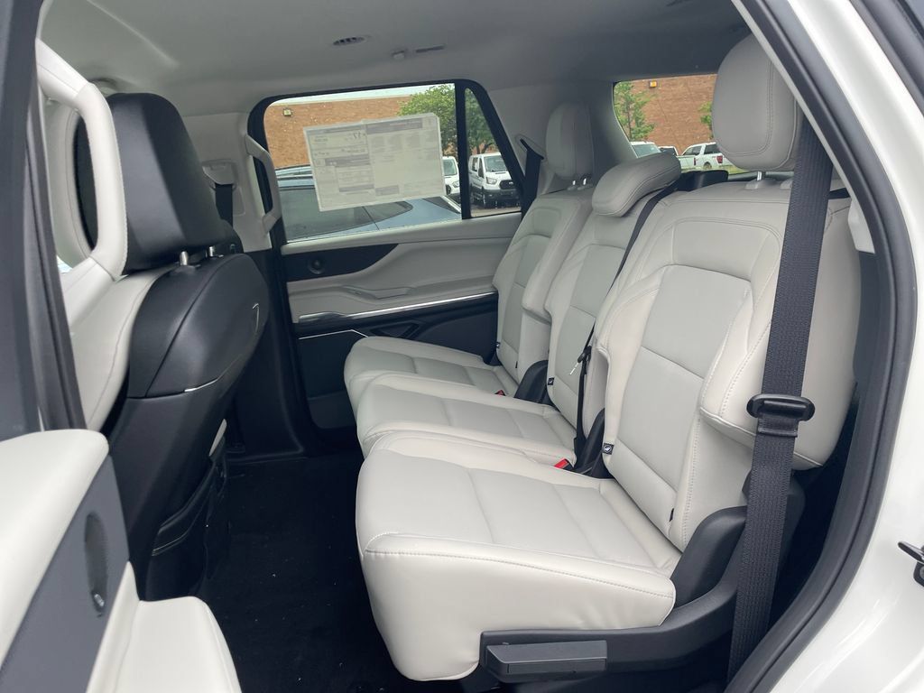 New 2026 Lincoln Navigator Premiere AWD/4WD image 11