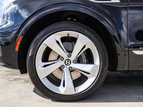 Used 2021 Bentley Bentayga AWD/4WD image 14