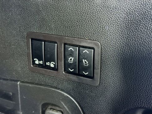 Used 2019 Chevrolet Tahoe LT w/ LT Signature Package image 36