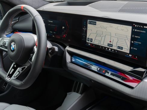 Used 2025 BMW M5 w/ Carbon Package image 13