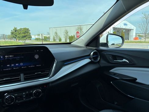 Used 2025 Chevrolet Trax LT w/ LT Convenience Package image 34