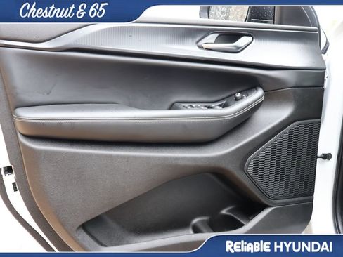 Used 2023 Jeep Grand Cherokee Laredo X image 21