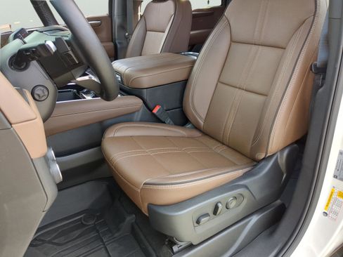 Used 2025 Chevrolet Suburban High Country image 22