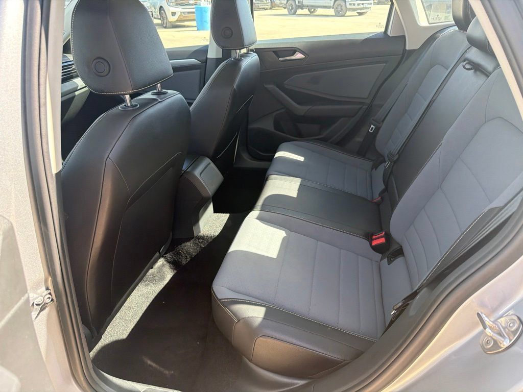 Used 2025 Volkswagen Jetta SE FWD image 22