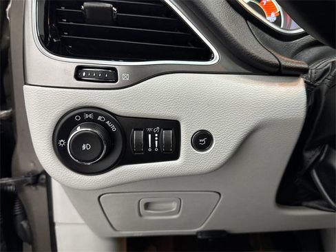 Used 2019 Jeep Cherokee Limited w/ Trailer Tow Group image 12