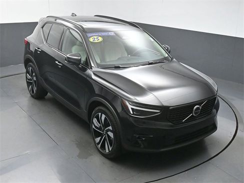 Used 2025 Volvo XC40 B5 Ultra image 43