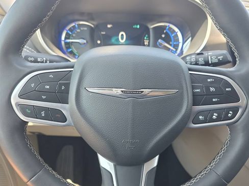 Certified 2024 Chrysler Pacifica Limited FWD image 34