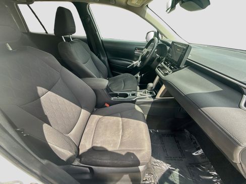 Used 2024 Toyota Corolla Cross LE w/ Moonroof Package FWD image 29