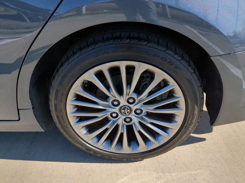 Used 2019 Toyota Avalon Limited image 35