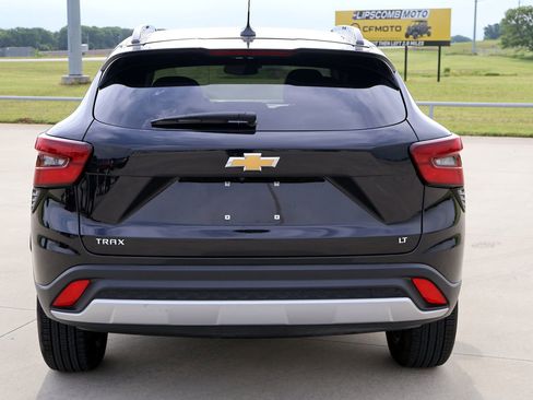 Used 2025 Chevrolet Trax LT FWD image 7