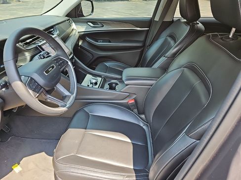 Used 2024 Jeep Grand Cherokee Limited w/ Black Appearance Package AWD/4WD image 17