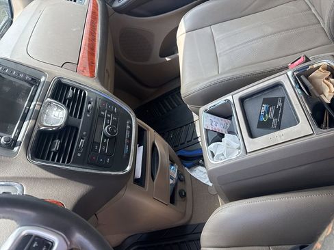 Used 2014 Chrysler Town & Country Touring-L FWD image 13