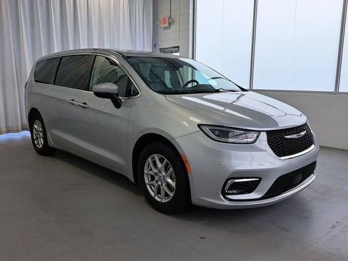 Used 2023 Chrysler Pacifica Touring-L FWD image 4