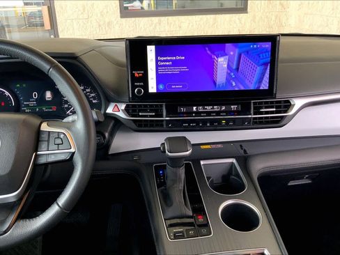 Used 2025 Toyota Sienna XLE image 7