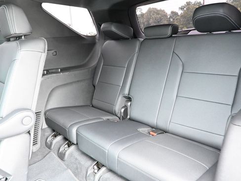 Used 2025 Chevrolet Traverse LT FWD image 28