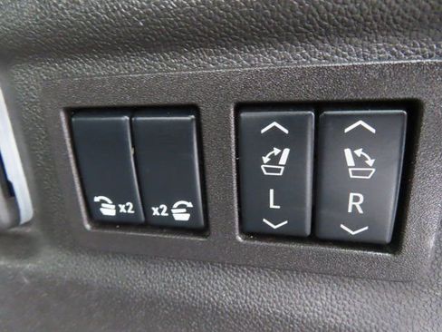 Certified 2025 Chevrolet Suburban Premier image 35