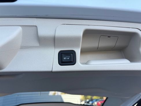 Used 2021 GMC Acadia Denali w/ Denali Technology Package FWD image 17