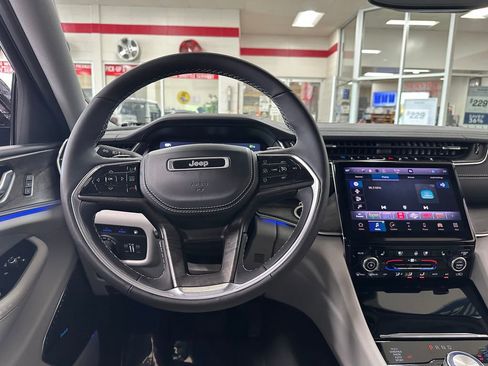 Certified 2022 Jeep Grand Cherokee Overland AWD/4WD image 16