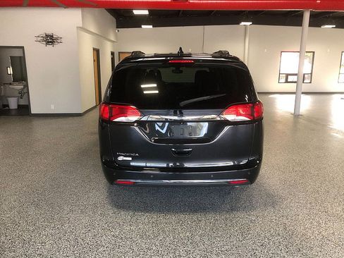 Used 2018 Chrysler Pacifica Touring-L Plus FWD image 4
