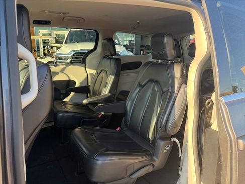 Used 2023 Chrysler Pacifica Touring-L image 21