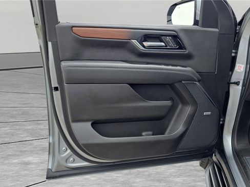 Used 2025 GMC Yukon XL Denali AWD/4WD image 12