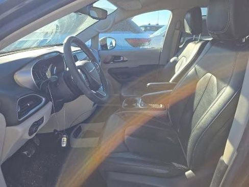 Used 2024 Chrysler Pacifica Touring-L image 2