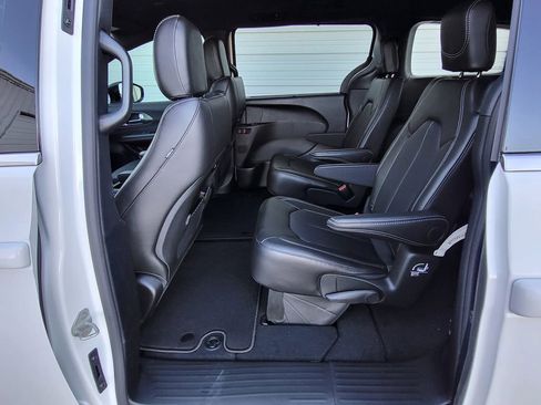 New 2026 Chrysler Pacifica Select image 24