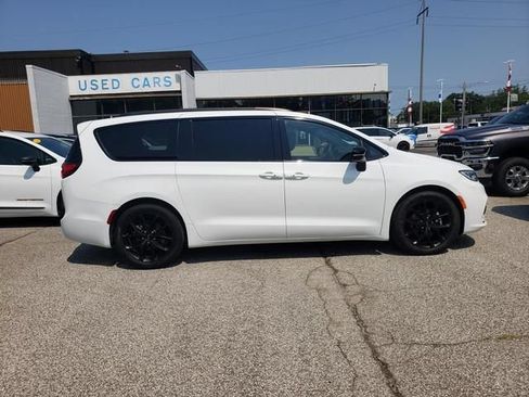 Used 2024 Chrysler Pacifica Limited w/ S Appearance Package FWD image 2