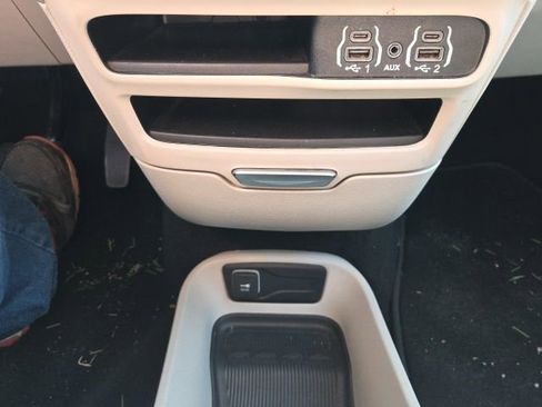 Used 2023 Chrysler Pacifica Touring-L image 37