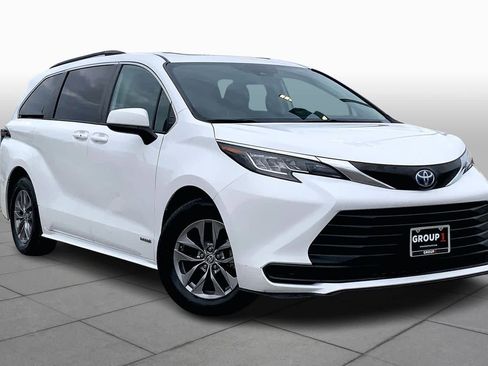 Used 2021 Toyota Sienna LE image 2