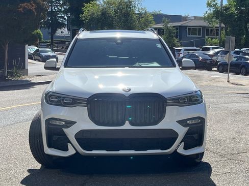 Used 2022 BMW X7 xDrive40i w/ M Sport Package AWD/4WD image 4