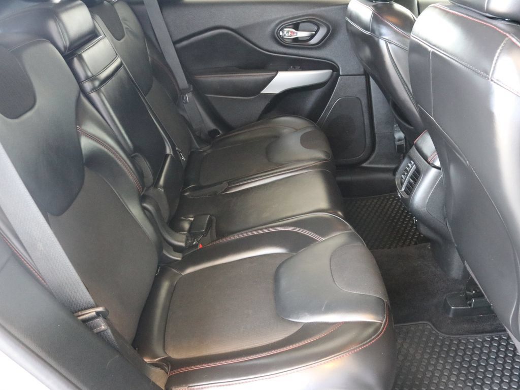 Used 2018 Jeep Cherokee Trailhawk AWD/4WD image 42