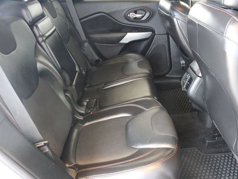 Used 2018 Jeep Cherokee Trailhawk AWD/4WD image 42