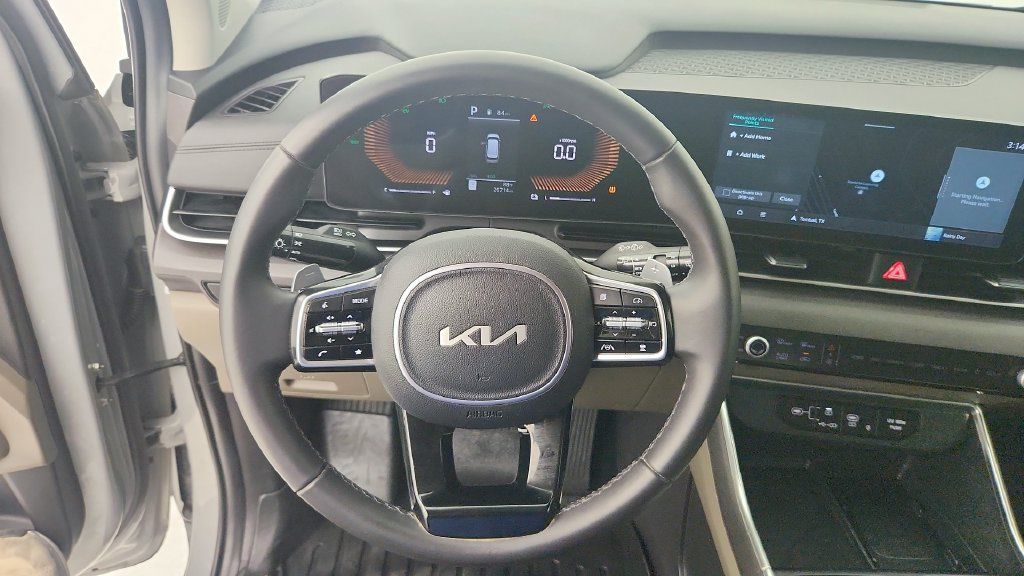 Used 2025 Kia Carnival EX FWD image 17