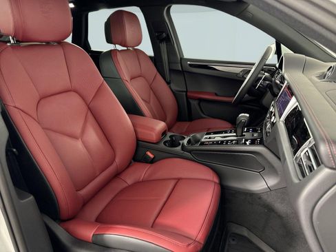 Certified 2025 Porsche Macan AWD/4WD image 22