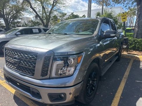 Used 2018 Nissan Titan SV w/ SV Convenience Package image 8