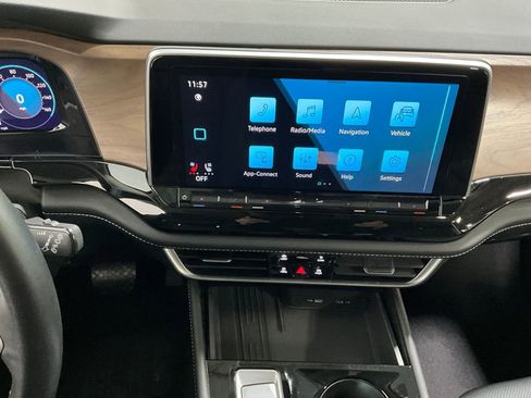 Used 2025 Volkswagen Atlas SE image 6