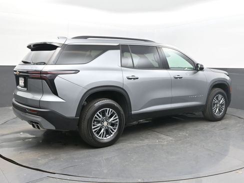 Used 2025 Chevrolet Traverse LT image 9