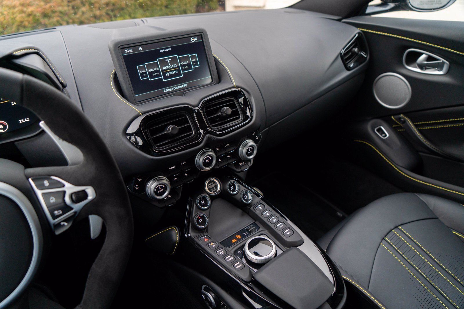 Used 2023 Aston Martin V8 Vantage Coupe RWD image 9