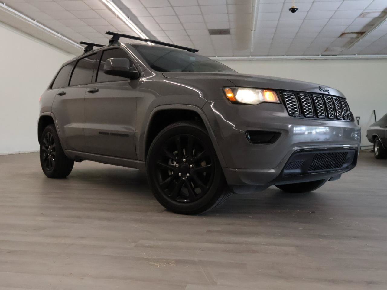 Used 2020 Jeep Grand Cherokee Altitude RWD image 2