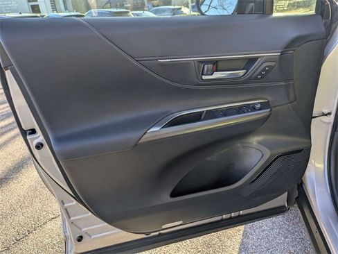Used 2024 Toyota Venza XLE image 23