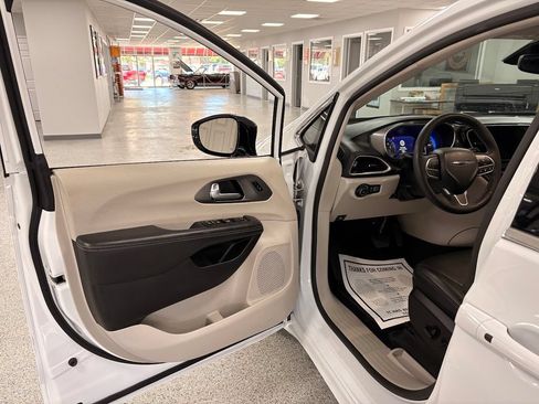 Used 2024 Chrysler Pacifica Touring-L FWD image 11
