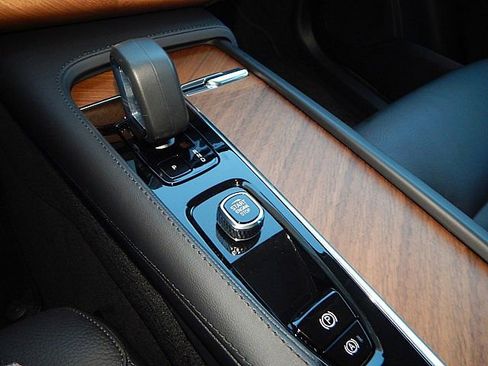 Certified 2025 Volvo XC90 B6 Plus image 24