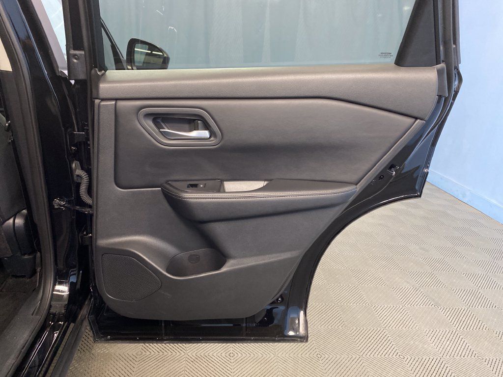 Used 2025 Nissan Rogue SV AWD/4WD image 40