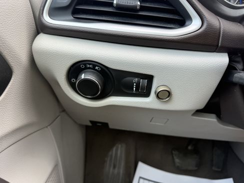 Used 2020 Chrysler Voyager L image 23