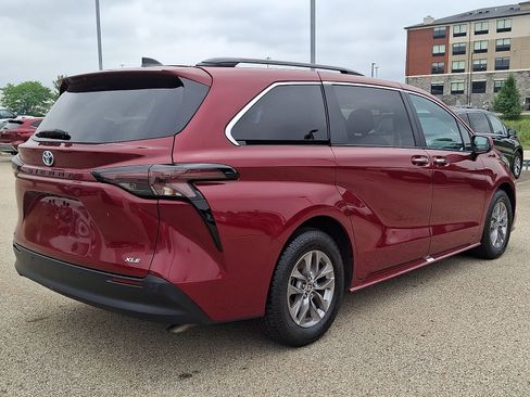 Certified 2025 Toyota Sienna XLE FWD image 6