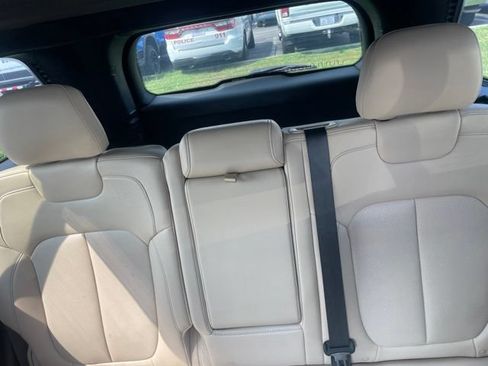 Used 2023 Jeep Grand Cherokee Limited w/ Luxury Tech Group II AWD/4WD image 11