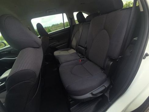 Used 2021 Toyota Highlander L FWD image 16