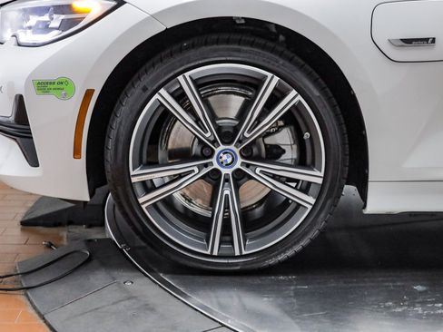 Certified 2022 BMW 330e w/ Convenience Package image 12